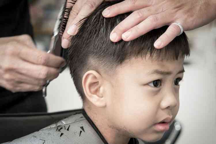 Ilustrasi memotong rambut anak. (Shutterstock via Kompas.com)