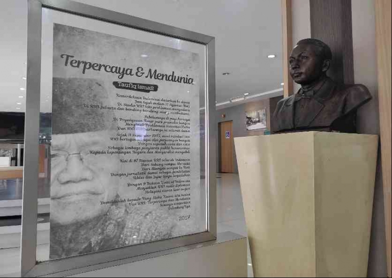 Poster foto dan teks puisi karya Taufik Ismail, 2017 di Lobby Gedung RRI Pusat Jl Medan Merdeka Barat, Jakarta. (Foto: Hari Wiryawan)