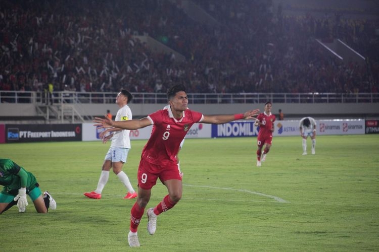 Penyerang Timnas U23 Indonesia, Ramadhan Sananta, melakukan selebrasi setelah mencatatkan gol ke gawang Taiwan pada laga Kualifikasi Piala Asia 2024 di Stadion Manahan, Solo, pada Sabtu (9/9/2023). (Fpto: KOMPAS.com/Mochamad Sadheli)