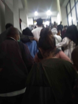 suasana stasiun LRT Dukuh Atas dipenuhi calon penumpang, pada Minggu (10/9) (sumber image:wibhyanto/dokumen pribadi) 