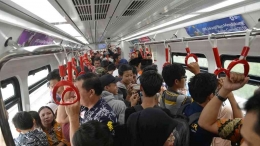 Ilujstrasi suasana dalam gerbong LRT (sumber image: kompas.id) 