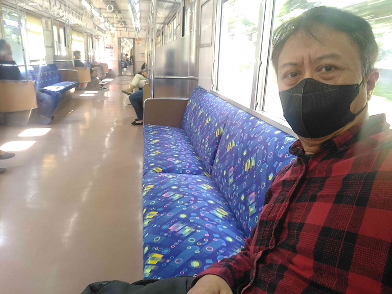 ruang dalam kereta KRL lebih lega dibanding dalam LRT (sumber image: wibhyanto/dokumen pribadi) 