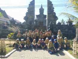 Fhoto Bersama : Para siswa MIM Beji Tulung Klaten saat mengujungi lima tempat ibadah di Boyolali, Minggu(10/9/2023). dok MIM Beji. 