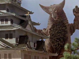 Gomora menyerang Osaka Castle (Tsuburaya Productions)
