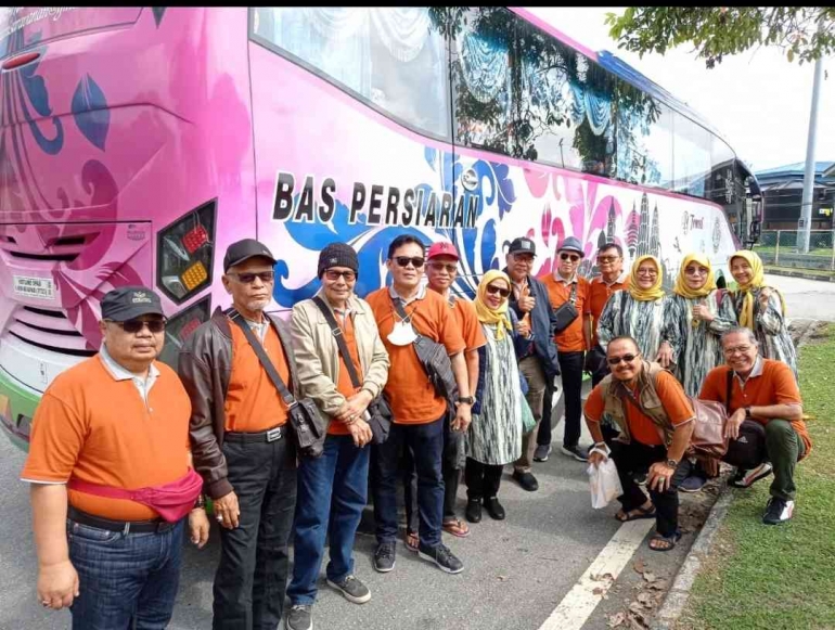 Rombongan wisata reuni penulis dengan latar belakang bus yang membawa rombongan lewat darat ke Pulau Pinang (dokpri)