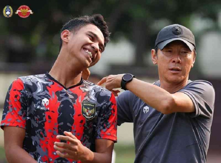 Marselino dan coach Shin Tae Yong di sesi latihan Timnas Indonesia (PSSI)