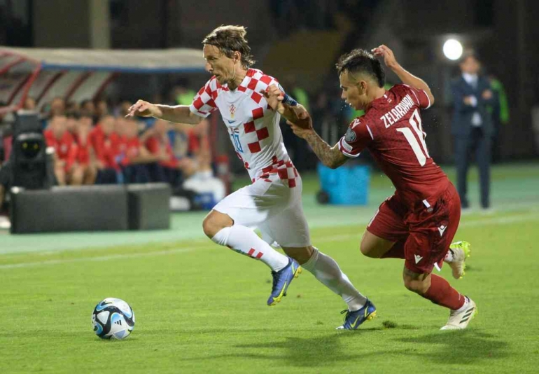 Aksi kapten Kroasia, Luka Modric menggocek pemain Armenia. (via croatiansports.com)