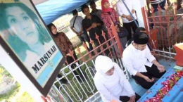 Gubernur dan Wagub Jawa Timur berziarah ke makam Marsinah (dok TribunJatim.com)