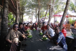 Wisata kuliner pun tersedia di Pantai Ombak mati Bondo (Foto: Pewarna)