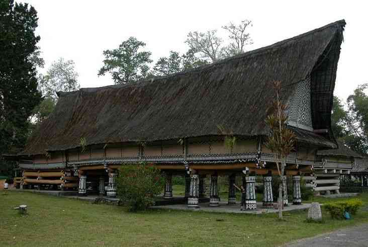 Rumah Bolon Pematang Purba (Sumber: https://daerah.sindonews.com/)