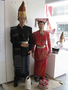 Pakaian Adat Batak Simalungun (Sumber: Pakaian Adat Simalungun » Budaya Indonesia (budaya-indonesia.org) 