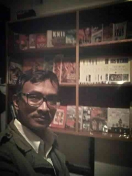 Dokpri Eko Irawan di lokasi mini perpustakaan museum Reenactor Ngalam