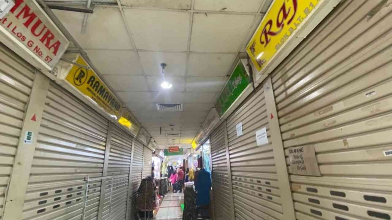 Beberapa kios di Blok B Pasar Tanah Abang yang telah ditutup, Selasa (12/9/2023)|dok. KOMPAS/Atiek Ishlahiyah Al Hamasy