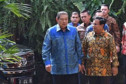 Ketum Gerindra sekaligus bacapres Prabowo Subianto berjalan bersama Mantan Presiden RI Susilo Bambang Yudhoyono.