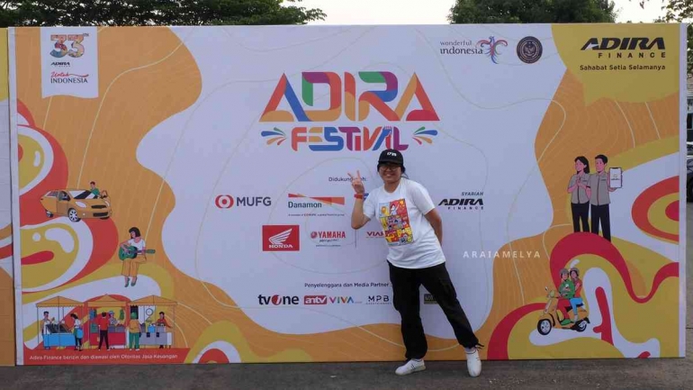 Berpose di backdrop Adira Festival 2023 Surabaya (dokpri)