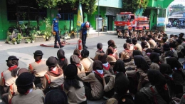 Pemaparan materi tentang pemadaman kebakaran oleh Damkar Bojongsari (Doc. Kangmox)