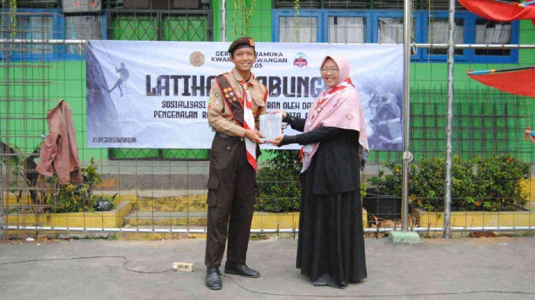 Penyerahan apresiasi kepada peserta Latgab Pramuka Penggalang Sawangan oleh Kakak Rima, Humas Kwarran Sawangan (Doc. Kangmox)