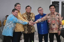 Tim Koalisi Indonesia Maju bersalaman dengan capres Prabowo Subianto. Foto: https://www.antarafoto.com/