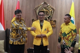 Ridwan Kamil usai diberi jaket kuning oleh Ketua Umum Partai Golkar Airlangga Hartarto. (Foto: Kompas.com/Reno Esnir)