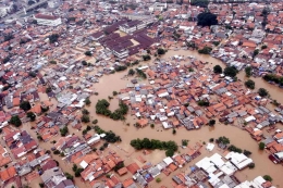 Banjir di Kampung Melayu, Jakarta Timur, 4 Februari 2007. (Sumber: KOMPAS/LASTI KURNIA)