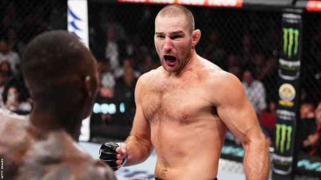 Gambar 1. Sean Strickland melawan Israel Adesanya dalam UFC 293 (sumber: BBC / UFC)