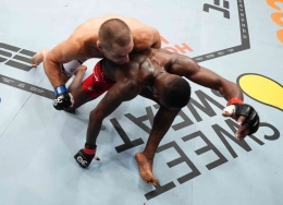 Gambar 2. Strickland menggempur Adesanya setelah menjatuhkannya (sumber: Talksport/ UFC)