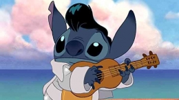 Lilo mengajari Stitch lagu-lagu Elvis (sumber gambar: The Disney Classics) 