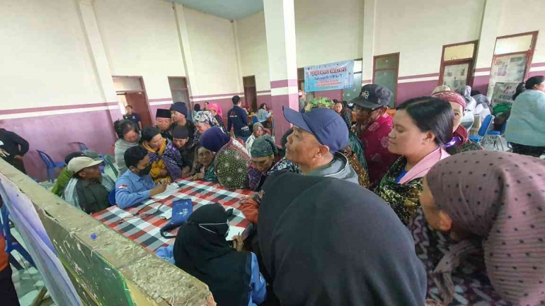 Foto warga melakukan registrasi pendaftaran. Doc. Frd