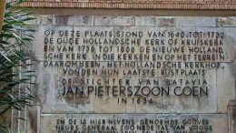 Prasasti nisan makam Gubernur Jenderal Jan Pieterszoon Coen (Sumber: Dokumentasi penulis)