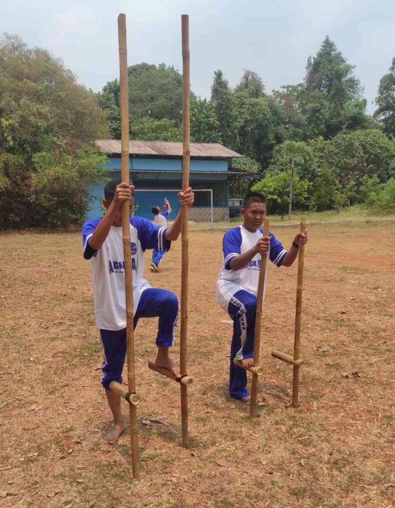 Dua pasang tongkat bambu panjang yang berfungsi sebagai tempat pijakan kaki (Dok. Pribadi)