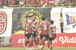 Momen perayaan gol pemain Madura United FC, Lulinha ketika menghadapi Persebaya. Sumber: ligaindonesiabaru.com