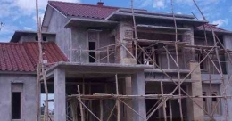 Tukang bangunan yang profesional sangat dibutuhkan untuk membangun sesuai kualitas yang diinginkan (dok foto: tukangbangunanwarno.blogspot.com)
