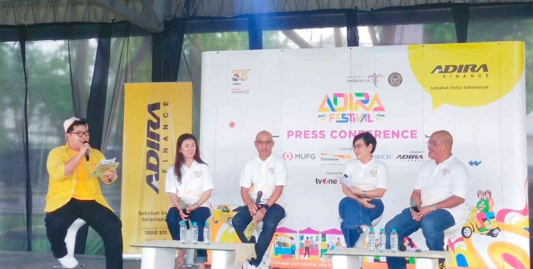 Pembukaan Adira Festival oleh Direktur Marketing Adira Finance Swandajani Gunadi (dua dari kanan) bersama pimpinan Bank Danamon / Dok Pribadi