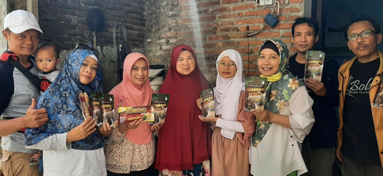 Bu Siti Romelah (tengah), saat foto bersama dengan Komunitas Bolang | Sumber: Foto Pribadi (2 Sept 2023)