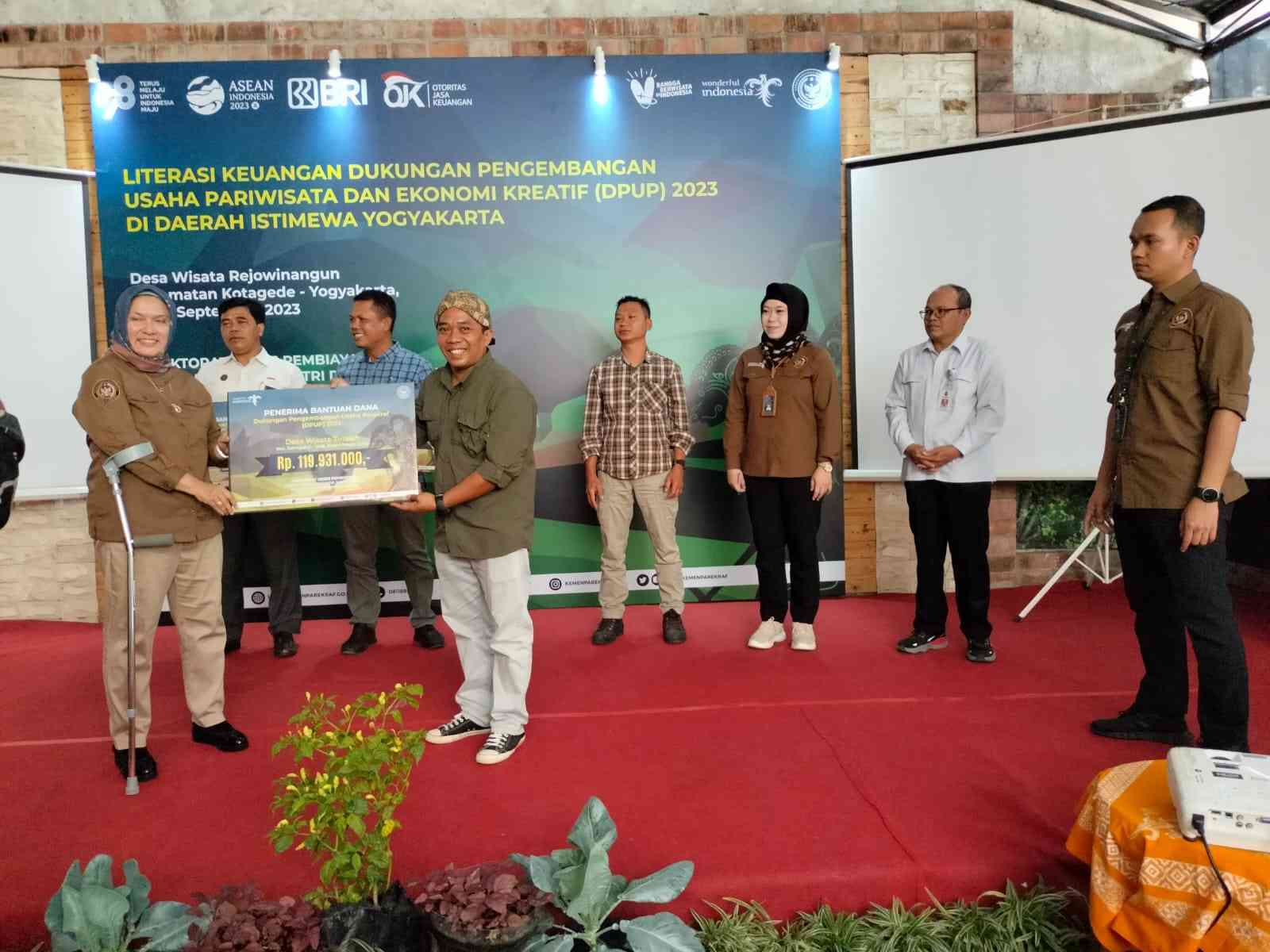 Dewi Tinalah Terima Bantuan Pengembangan Usaha Desa Wisata Dari ...