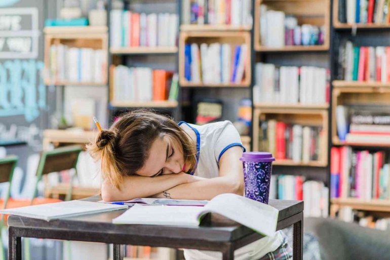 kelelahan karena belajar (sumber: freepik.com)