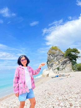 Berpose dengan batu raksasa yang merupakan landmark Pantai Kolbano, dokpri
