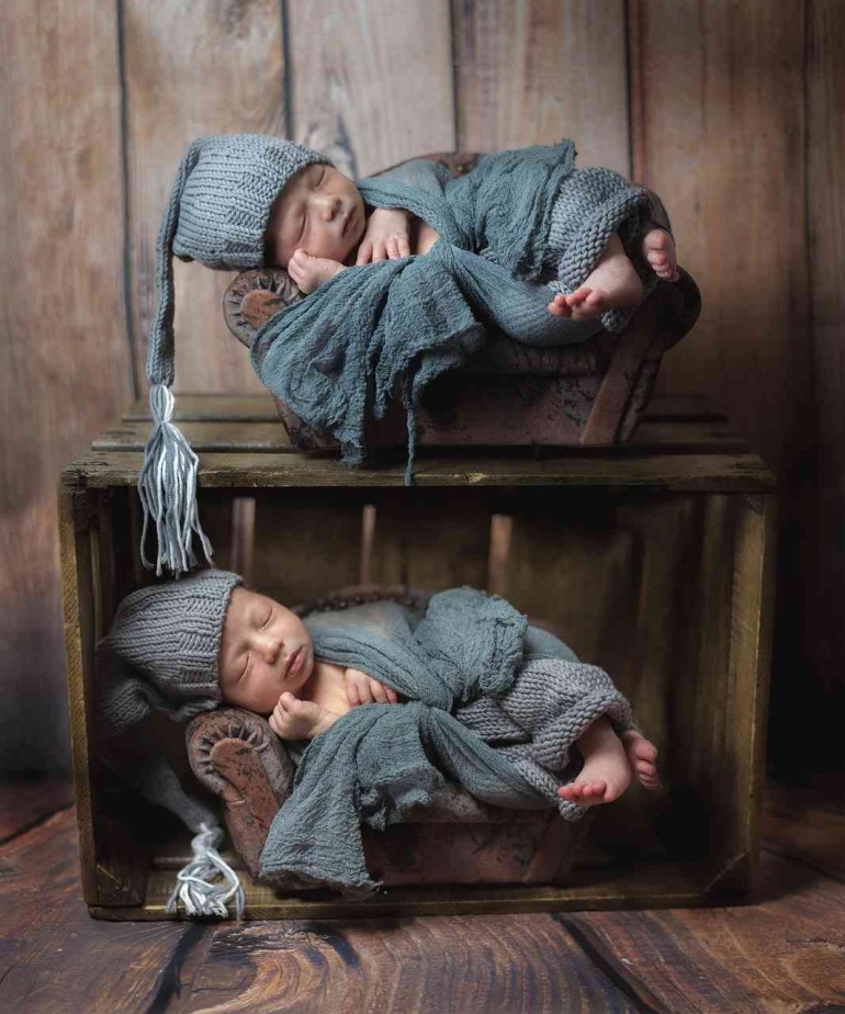 Ilustrasi: Dua bayi kembar yang didandani lucu sedang tertidur. Sumber: Pixabay / KHphotography