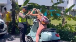 Turis Wanita Yang Ditilang Polisi | Sumber Viva.com
