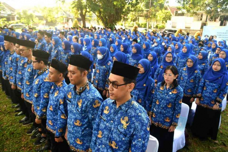 Pegawai Negeri Sipil (PNS) dalam suatu kegiatan (foto : CNN Indonesia)