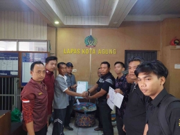 Serah Terima Dua Narapidana Terorisme Bebas PB antara Lapas Kotaagung dan Tim Idensos Densus 88 Satgaswil Lampung (Humas Lastagung)