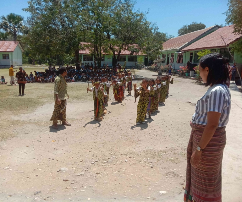 Tari Penyambutan oleh Kepala Sekolah, Guru, dan Siswa SD Inpres Nismakapa saat kunjungan Tim Kejar Mutu KSS di sekolah setempat. Foto: Teguh