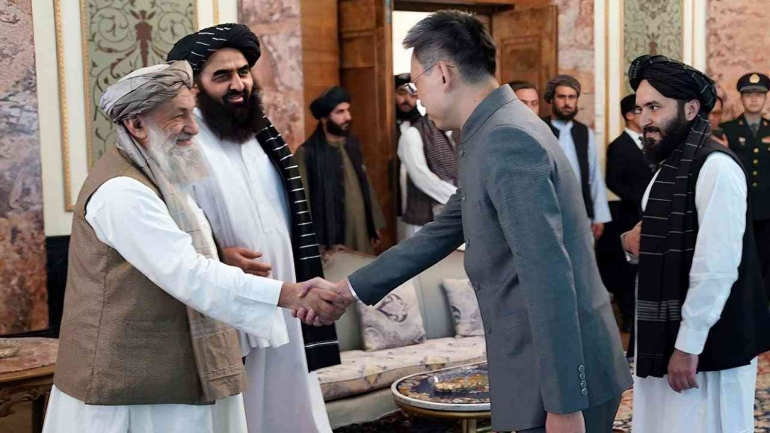 Dubes baru China bagi Afghanistan Zhao Sheng menjabat tangan PM Taliban Mohammad Hasan Akhund, Kabul. | Sumber:Taliban Prime Minister Media Office/CNN