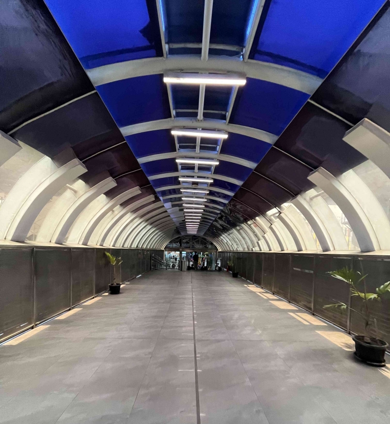 Jembatan menuju Revo Mall (foto: dokpri)