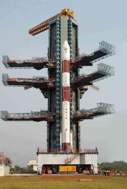 Organisasi Penelitian Luar Angkasa India (ISRO) sedang meluncurkan sebuah satelit. | Sumber: newsonair.com