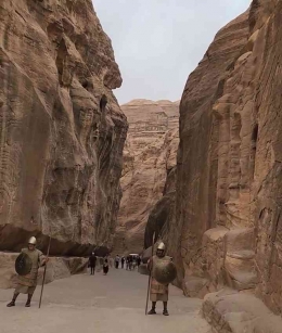Tentara Nabatean menjaga situs arkeologi kota batu Petra (Dok. Pribadi)