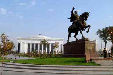 Monumen Amir Timur ( sumber gambar: travel Uzbekistan.uz)