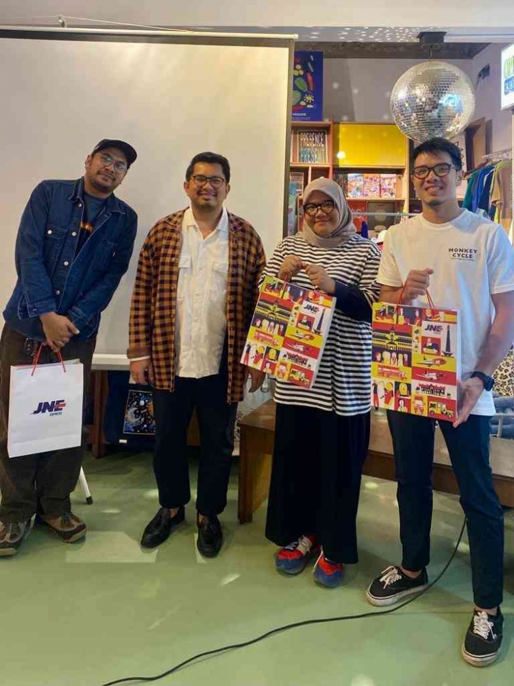 Ardho Ardana, Kurnia Nugraha, Imaniar, Yohan menerima merchandise spesial kolaborasi JNE & Tab Space dalam acara Talkshow  (Sumber foto : JNE)