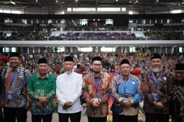 UAH bersama jajaran pengurus PP Muhammadiyah. foto: humas ums