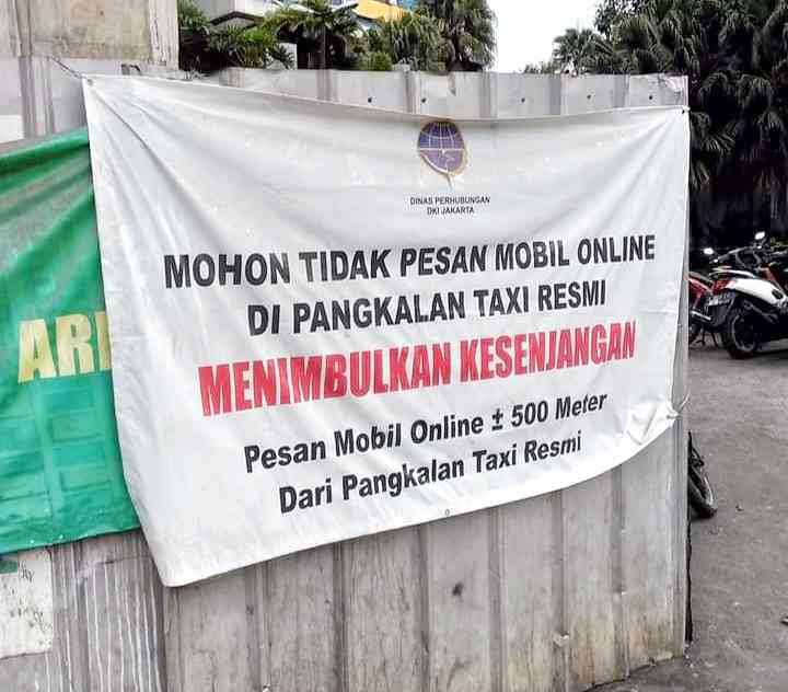 Spanduk pembatasan angkutan daring di Jakarta. (Sumber: dokumentasi pribadi tahun 2018)